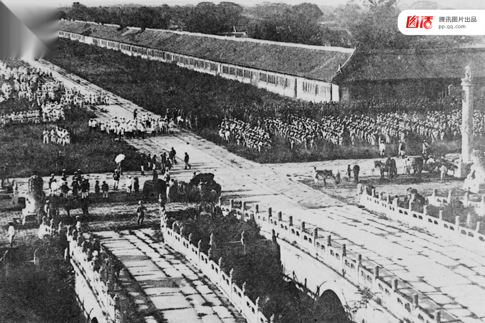 1900 年八国联军在天安门前
