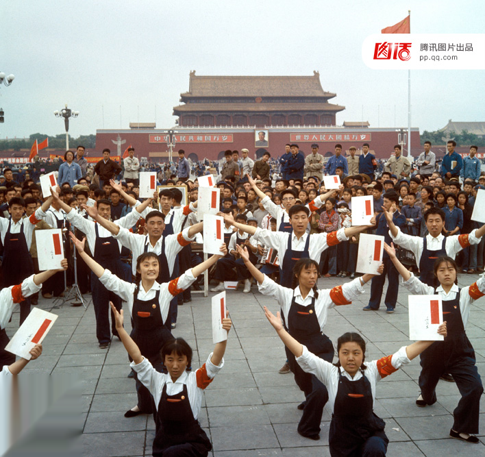 1966 年红卫兵在天安门前